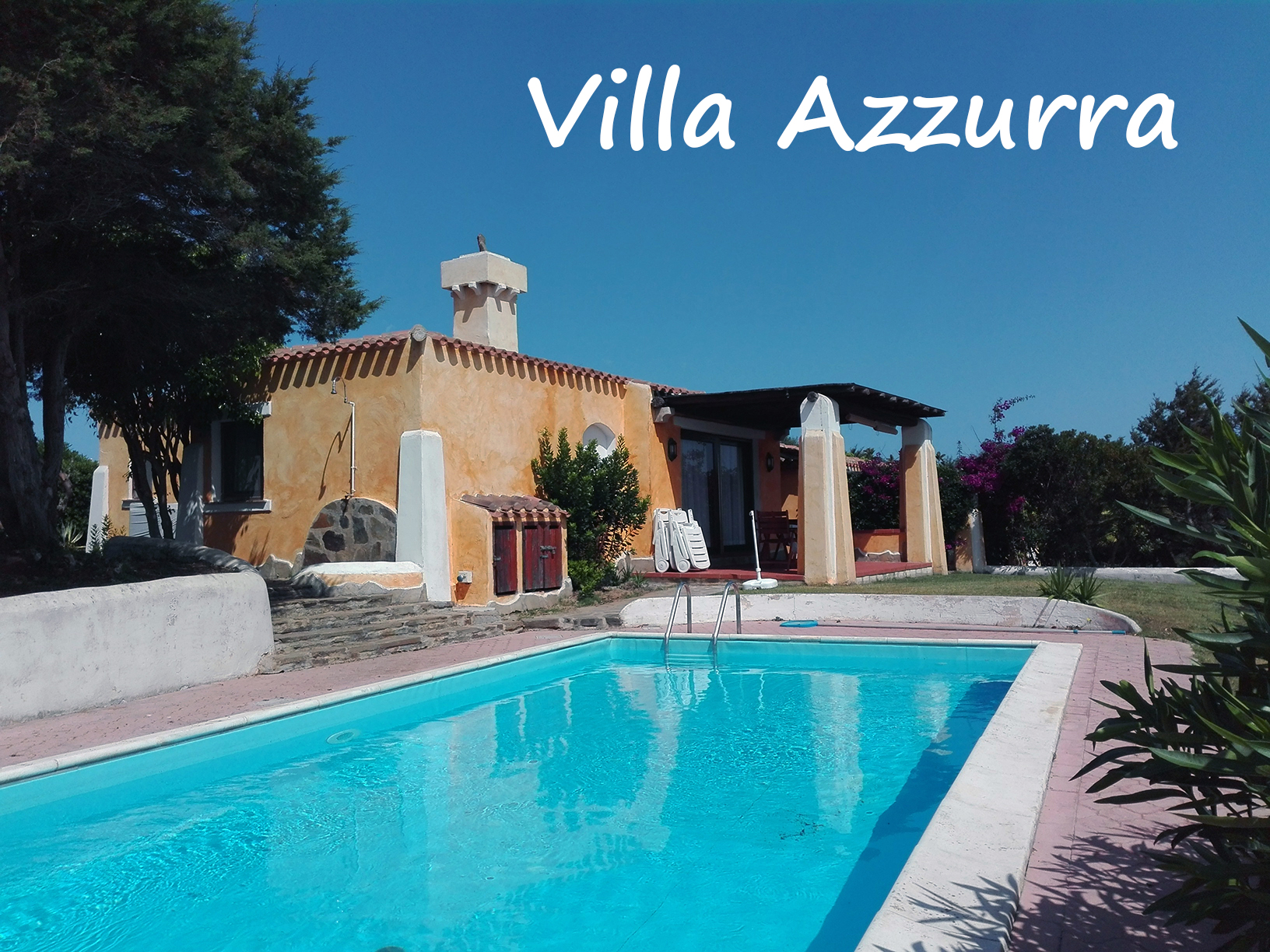 VILLA AZZURRA: VILLETTA SINGOLA SU UNICO PIANO, CON GIARDINO E PISCINA AD USO ESCLUSIVO. HA 2 CAMERE: UNA MATRIMONIALE, UNA DOPPIA E OSPITA QUINDI COMODAMENTE 4 PERSONE.